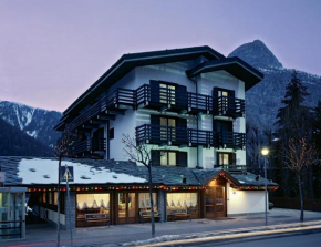 Гостиница Hotel Les Jumeaux Courmayeur, Курмайор